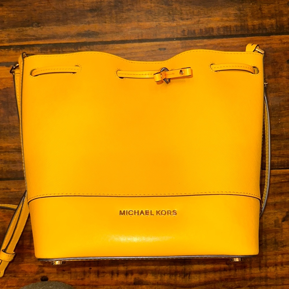 Michael Kors Bucket Bag Yellow/Gold